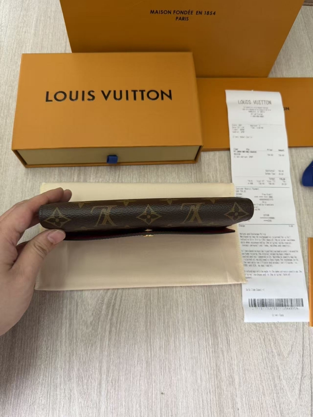 Louis Vuitton Sarah Wallet - Picture 3 of 16